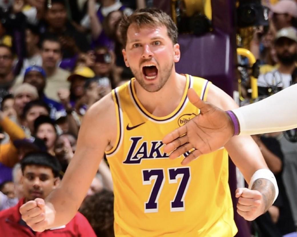 SPORTS-东契奇谈绝杀：看到包夹我选择了撤步，我对自己的投篮有信心